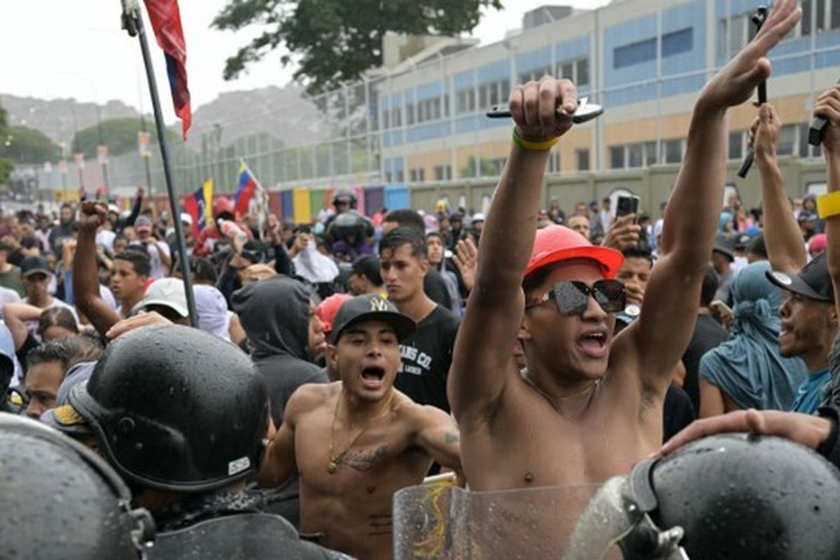 ketegangan-dan-protes-menyambut-pelantikan-maduro-di-caracas